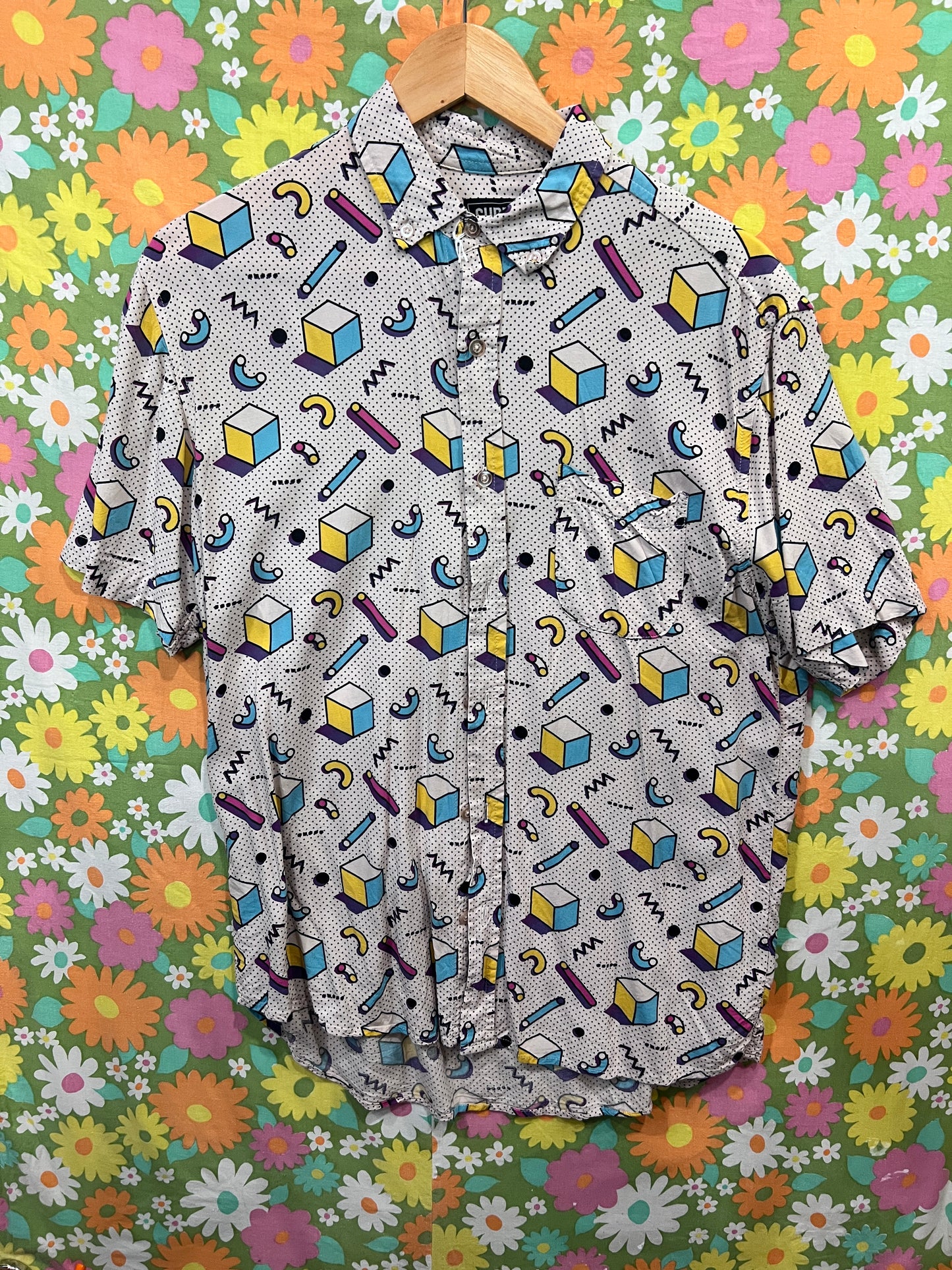90's inspired all over pattern short sleeve MED