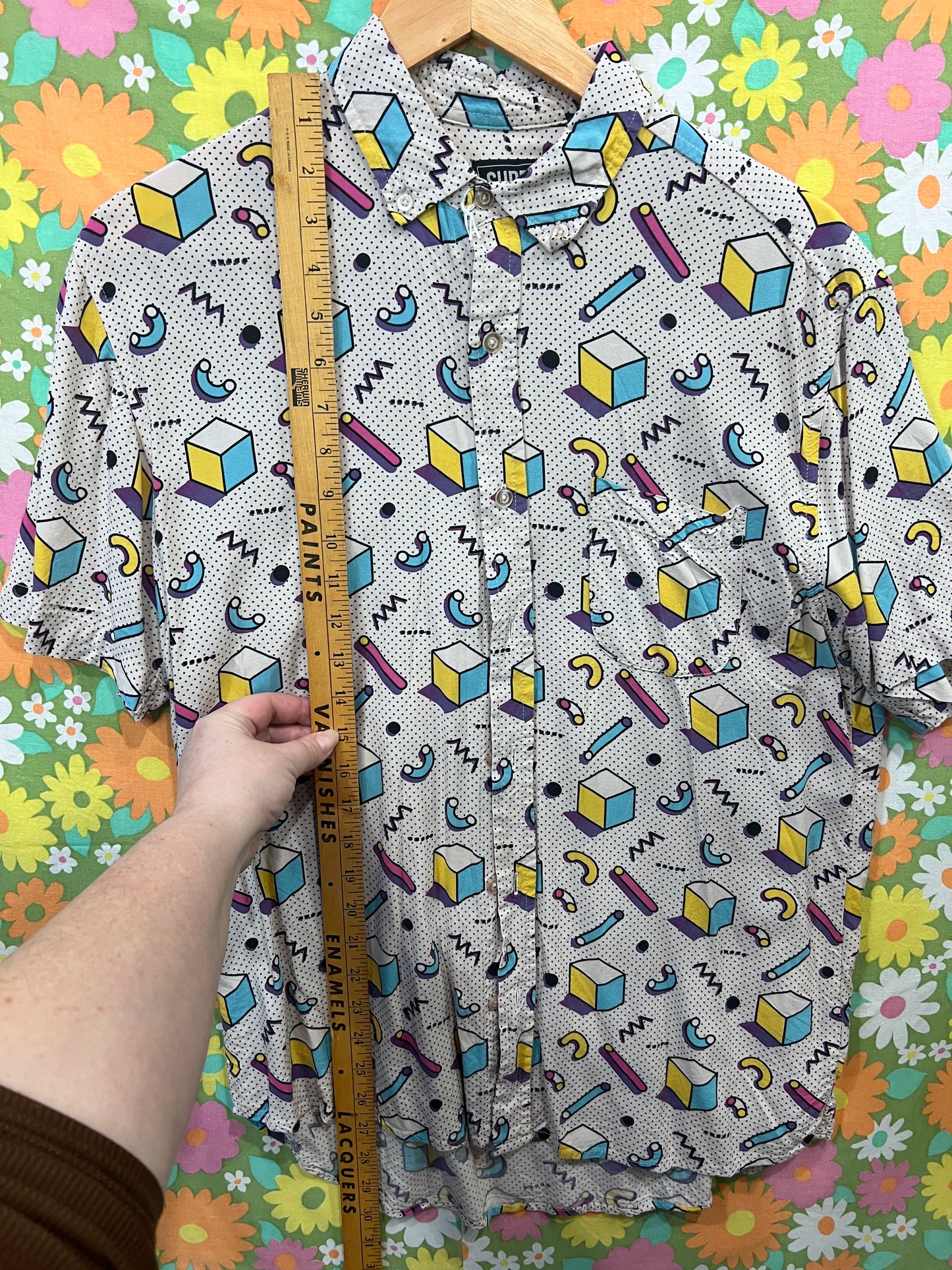 90's inspired all over pattern short sleeve MED