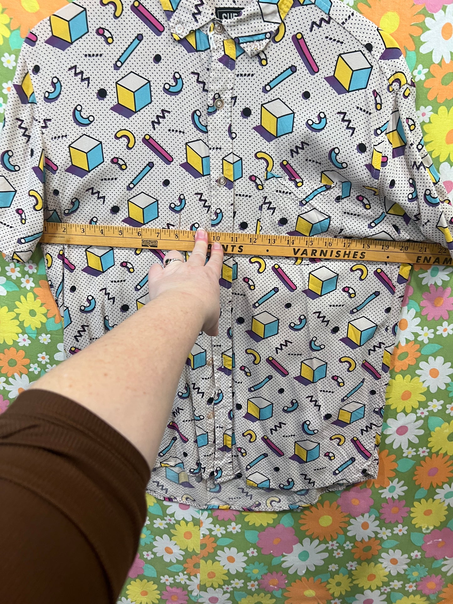 90's inspired all over pattern short sleeve MED