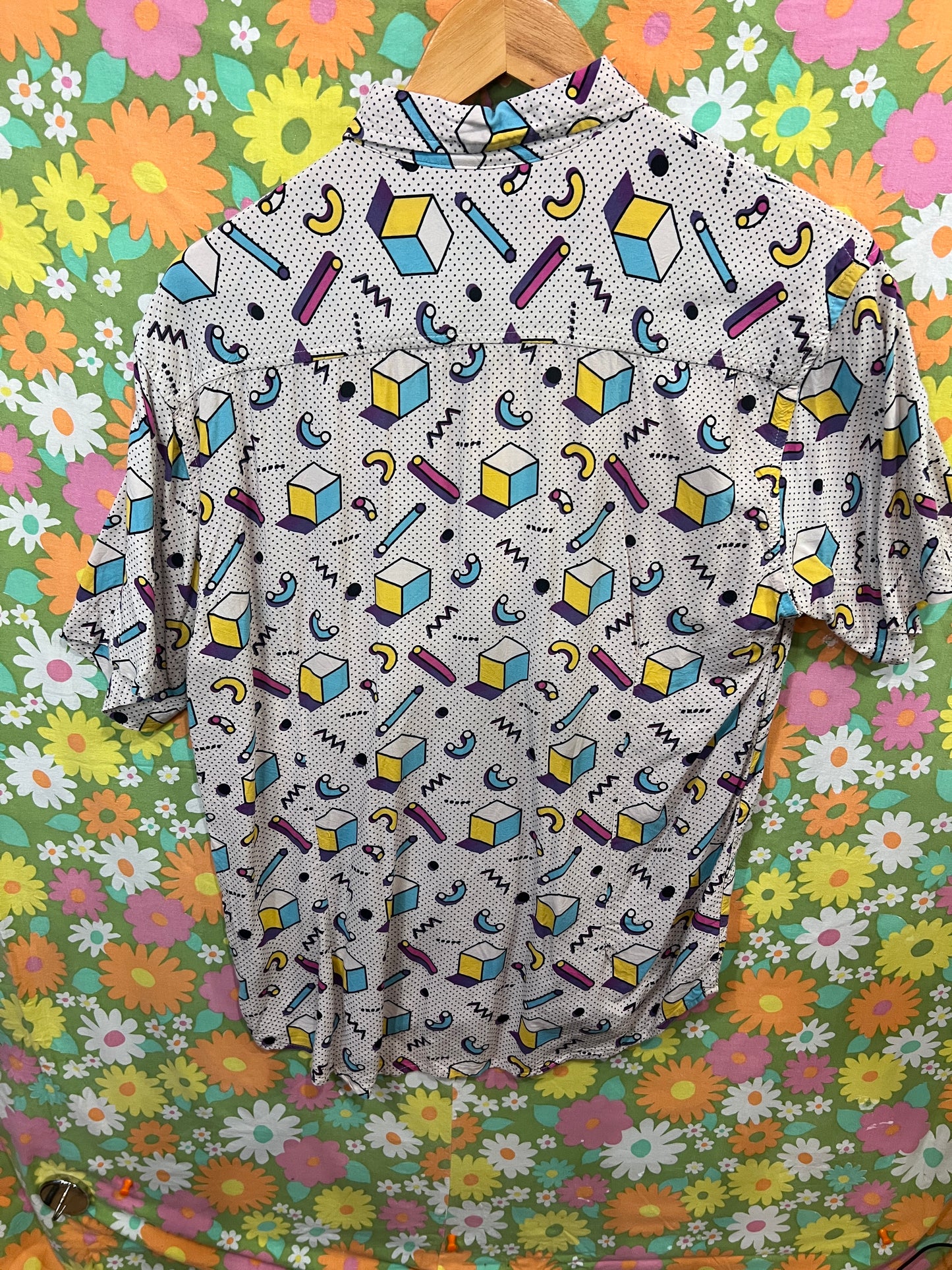 90's inspired all over pattern short sleeve MED